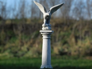 Ensemble de 2 aigles sur socle – statues en pierre 140 cm.