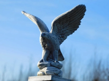 Ensemble de 2 aigles sur socle – statues en pierre 140 cm.