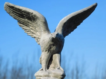 Ensemble de 2 aigles sur socle – statues en pierre 140 cm.