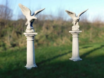 Ensemble de 2 aigles sur socle – statues en pierre 140 cm.