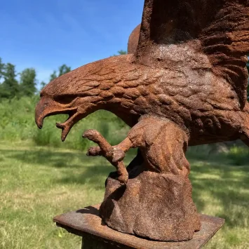 Adler auf Sockel – 96 cm – Gartenstatue aus Gusseisen