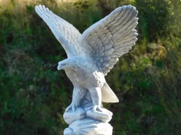 Adler-Gartenfigur mit ausgebreiteten Flügeln auf Sockel – 107 cm