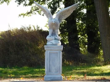 Adler-Gartenfigur mit ausgebreiteten Flügeln auf Sockel – 107 cm