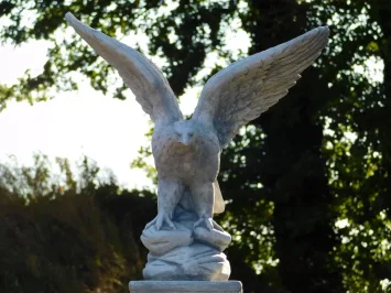 Statue de jardin aigle aux ailes déployées sur socle – 107 cm