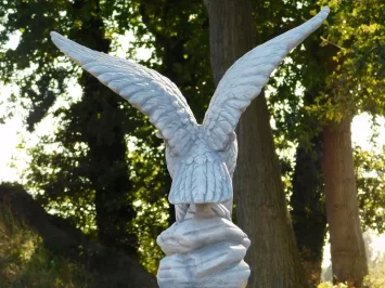 Statue de jardin aigle aux ailes déployées sur socle – 107 cm