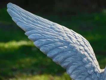Aigle sur socle – statue de jardin en pierre – 107 cm
