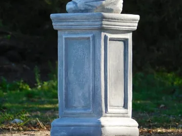 Aigle sur socle – statue de jardin en pierre – 107 cm