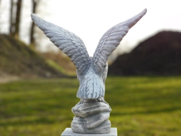 Aigle sur piédestal – statue en pierre 130 cm – classique & majestueux.