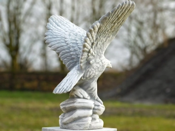 Aigle sur piédestal – statue en pierre 130 cm – classique & majestueux.