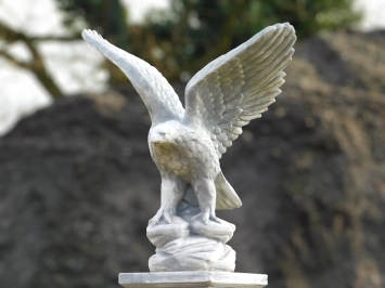 Aigle sur piédestal – statue en pierre 130 cm – classique & majestueux.
