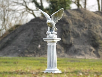 Aigle sur piédestal – statue en pierre 130 cm – classique & majestueux.