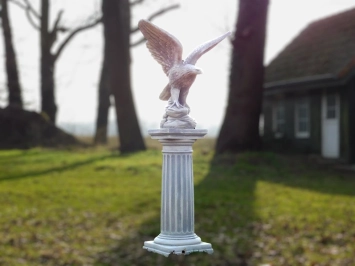 Aigle sur piédestal – statue en pierre 130 cm – classique & majestueux.