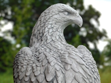 Aigle sur socle – 165 cm – pierre massive – réaliste