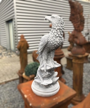 Zittende adelaar op rots - stenen beeld - 70 cm - klassiek