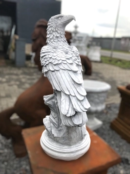 Zittende adelaar op rots - stenen beeld - 70 cm - klassiek