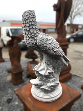Zittende adelaar op rots - stenen beeld - 70 cm - klassiek