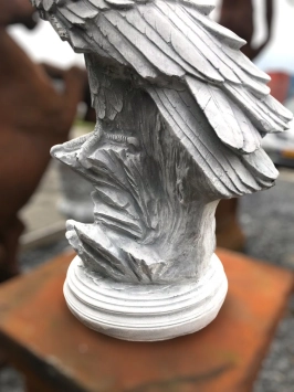 Aigle assis sur rocher - statue en pierre - 70 cm - classique