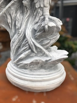 Sitzender Adler auf Felsen - Steinstatue - 70 cm - klassisch