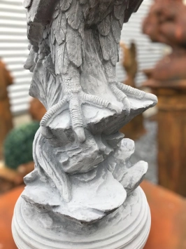 Sitzender Adler auf Felsen - Steinstatue - 70 cm - klassisch