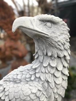 Sitzender Adler auf Felsen - Steinstatue - 70 cm - klassisch