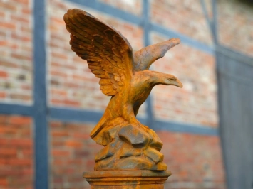 Adelaar beeld - met sokkel - steen - 233 cm - oxide