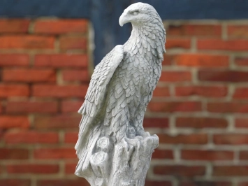 Adelaar op boomstronk - tuinbeeld - 105 cm - steen