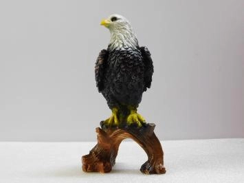 Aigle sur souche d'arbre - statue en polystone - 37 cm - en couleur