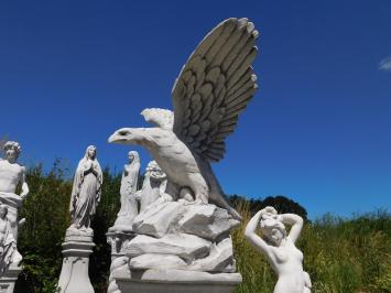 Großer Adler auf Sockel, imposante Gartenstatue, voller Stein
