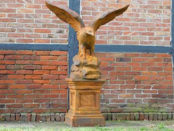 Großer Adler auf Sockel, beeindruckende Gartenstatue, Stein in Oxid