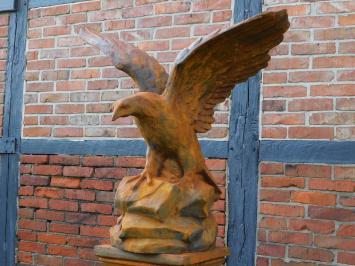 Großer Adler auf Sockel, beeindruckende Gartenstatue, Stein in Oxid