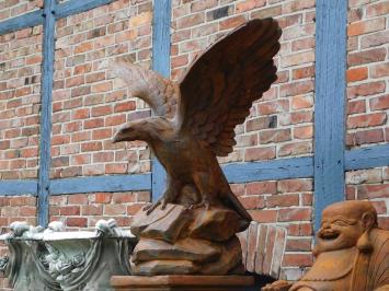 Grote adelaar op sokkel, indrukwekkend tuinbeeld, vol steen in oxide