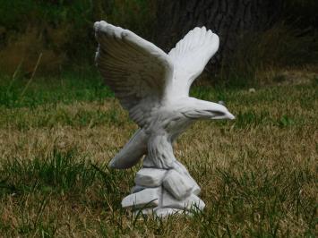 Adler, Steingartenstatue, Raubvogel in Aktion