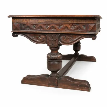 Antiek houten bureau met rijk uitgesneden zijpaneel