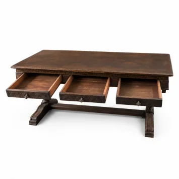 Antiek houten bureau met drie geopende laden