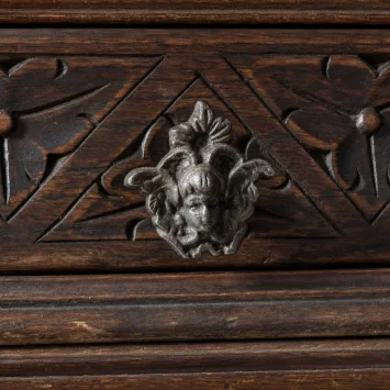Close-up van unieke metalen knop met gezichtje