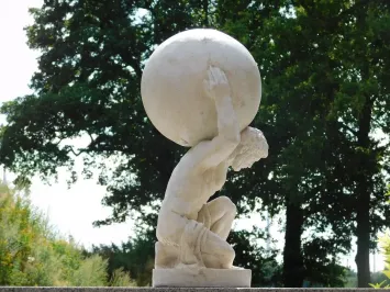 Tuinbeeld Atlas met wereldbol - klassiek figuur - oud wit