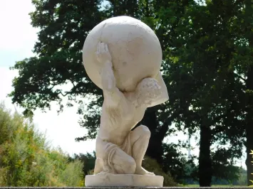 Gartenstatue Atlas mit Globus – klassische Figur – antikweiß