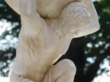 Gartenstatue Atlas mit Globus – klassische Figur – antikweiß