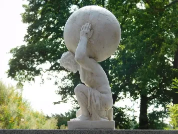 Gartenstatue Atlas mit Globus – klassische Figur – antikweiß