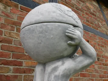 Statue d'Atlas avec globe sur piédestal – pierre – 170 cm