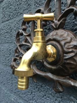 Messing Wasserhahn mit Gusseisen Wand Ornament braun