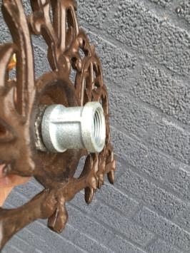 Messing Wasserhahn mit Gusseisen Wand Ornament braun