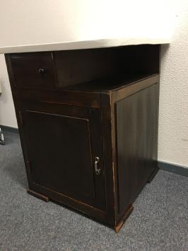 Schöner antiker Tischschrank teilweise in Kolonialholz