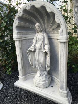 Mooi Mariabeeld vol steen in bidkapel vol steen.