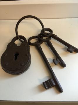 Gusseisernes Vorhängeschloss im Antik-Look, inkl. 3 Schlüssel.