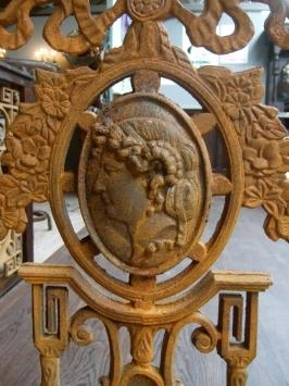 Hekwerk voor b.v. balkon, gietijzer met medaillon