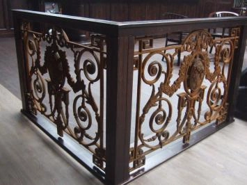 Hekwerk voor b.v. balkon, gietijzer met medaillon