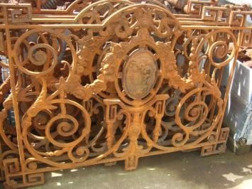 Hekwerk voor b.v. balkon, gietijzer met medaillon