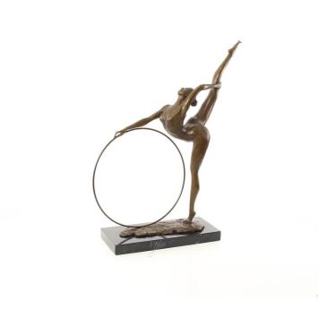 Eine Bronzeskulptur einer Hula-Hoop-Tänzerin
