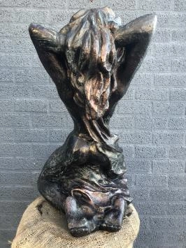 Eine schöne Statue einer nackten Frau